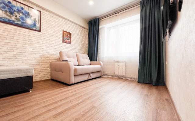 Dlya 8 Chelovek Vozle Aeroporta Flat
