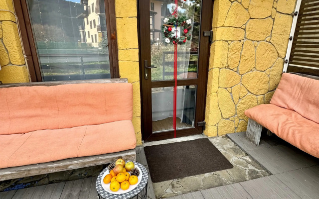 V eko stile s sobstvennym dvorikom dlya otdykha Flat