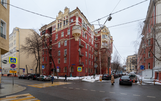 V Dome Poetov Na Patriarshikh Prudakh Flat
