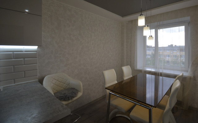 Квартира трёхкомнатная с двумя уборными лифтом и балконом