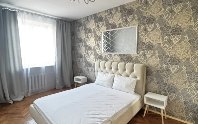 Trekhkomnatnaya Na Prospekte Nezavisimosti 23 Flat