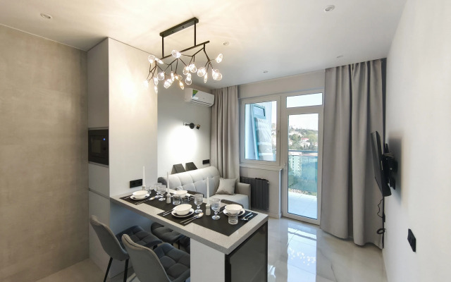 Stilnaya dvukhkomnatnaya kvartira s bolshoy terrasoy i vidom na more Flat