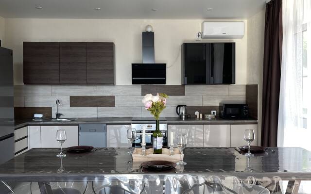 S basseynom i 5 master spalnyami Villa