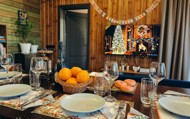 Частный дом с панорамными окнами с выходом на террасу и баней на дровах