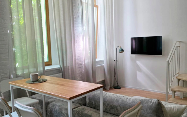 Novye S Vysokimi Oknami Na Peshekhodnoy Ulitse Apartments