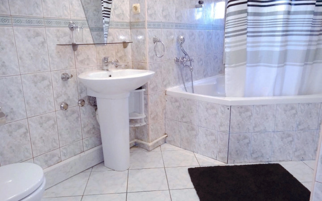 Квартира 3-комн. cталинка с большой ванной рядом с набережной