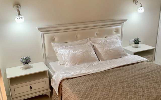 U Muzeya Yantarya Flat