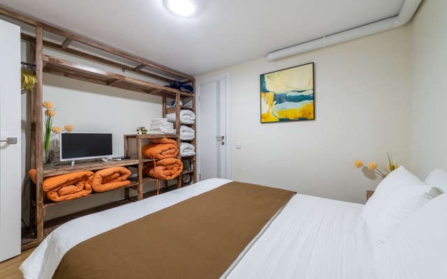V eko stile s sobstvennym dvorikom dlya otdykha Flat