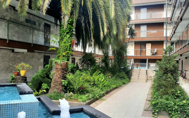 Prostornaya S Basseynom Vo Dvore Flat
