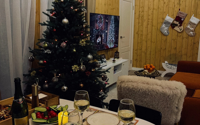 Частный дом уютный с панорамными окнами с выходом на террасу