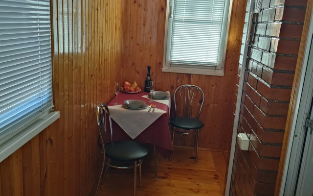 Uutnye na Peshkova 55 ryadom s bolnitsey Vodnikov Apartments