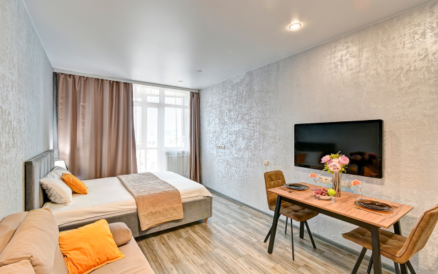 Uyutnye  MorskayaSimfonya-2 s balkonom, vannoj, bassejnom na territorii ZhK Apartament