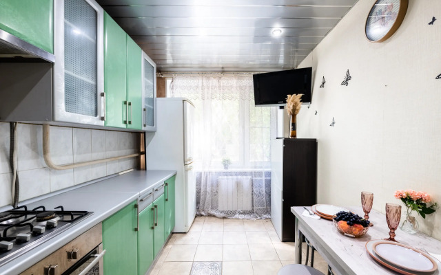 Natali na Metro  Sevastopolskaya prostornye Apartments