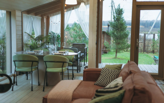 Частный дом с баней бочкой у воды и леса