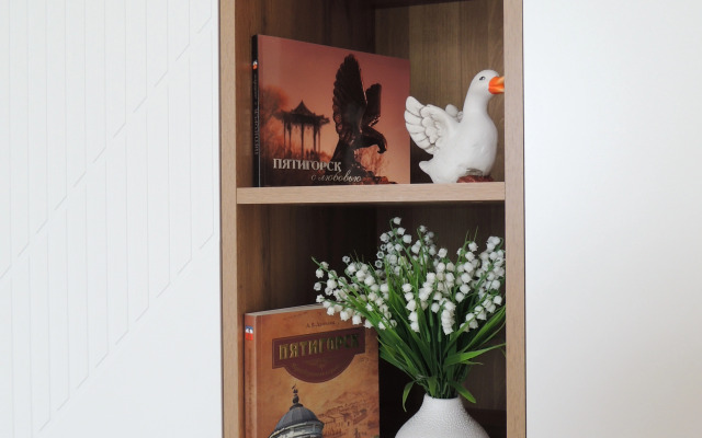 Umnaya S Alisoy Na Tsvetnike Flat