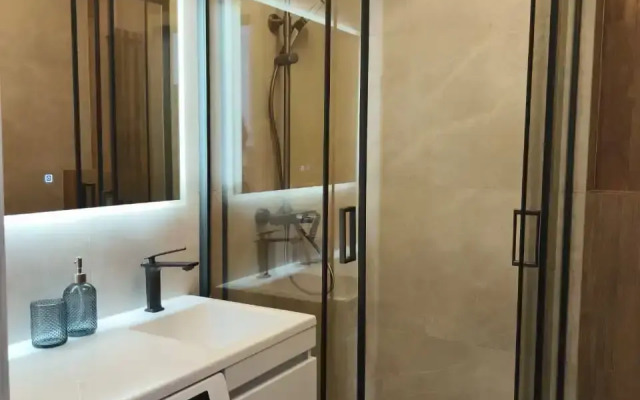 Uyutnaya Svetlaya Studiya S Panoramnymi Oknami Flat