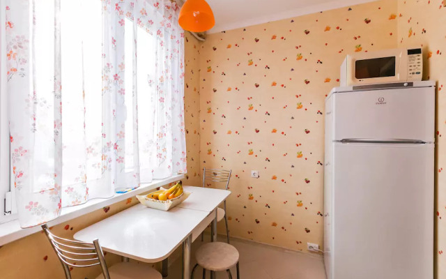 U Prudov v Oranzhevyh Cvetah Flat