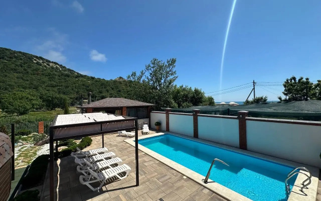 Частный дом С бассейном на пляже