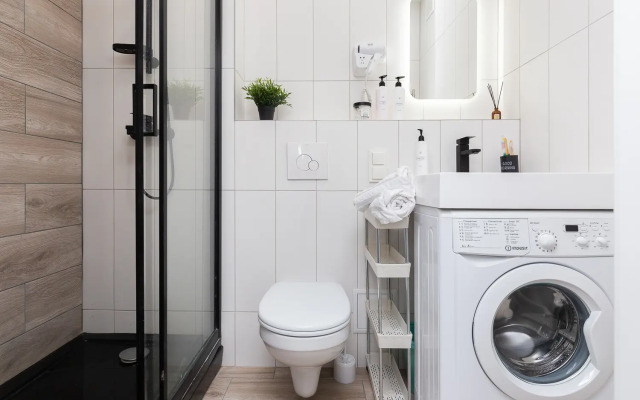 Yarkaya studiya ryadom s naberezhnoj i kondicionerom Flat