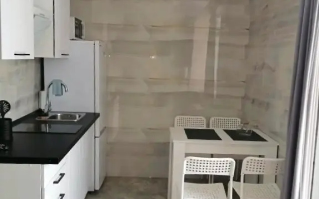 Квартира Уютная студия с балконом и бассейном во дворе