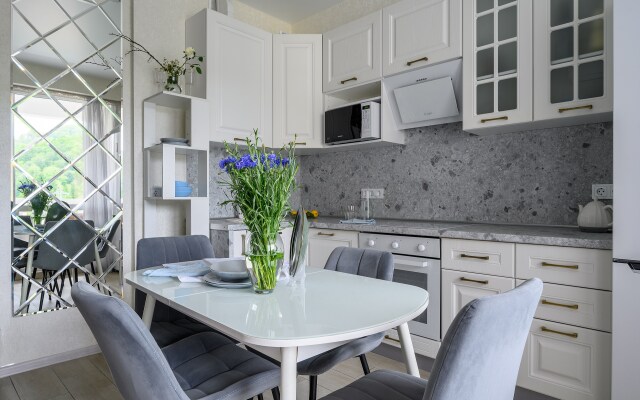 Uyutnaya s balkonom i vidom na gory. Kvatro 119 Apartments Flat