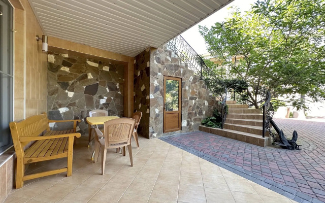 Na Revolyutsionnoy 31a Guest house