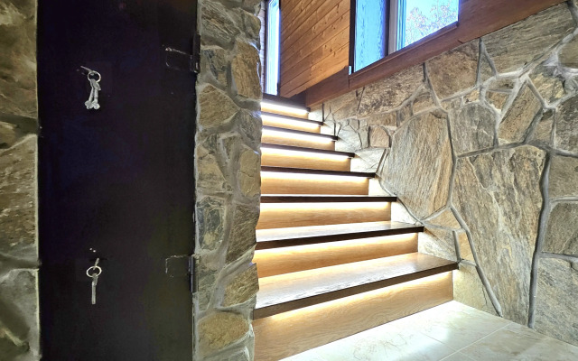 Dom s Basseynom i Plyazhem v sele Andreevka Chalet