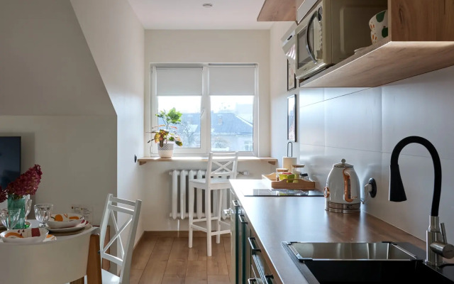 Апартаменты Яркая новая студия ЕвроУют в самом центре