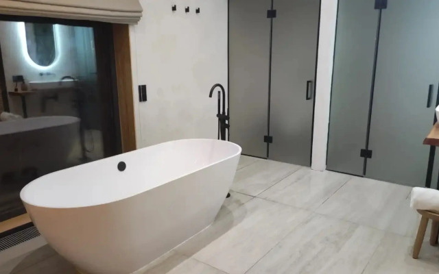 Коттедж Экоранчо Лодж-студия с панорамной ванной и сауной