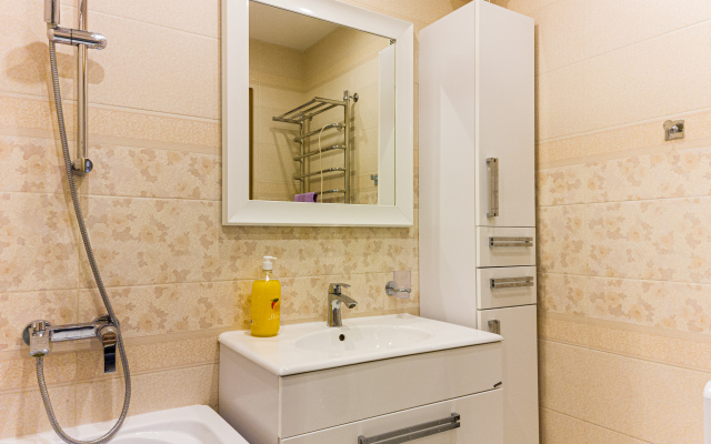Dvuhkomnatnye v Svetlyh Tonah Vblizi Centra Goroda Apartments