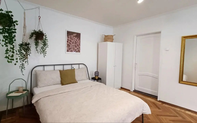 Квартира Яркая Однушка Рядом с Рубинштейна