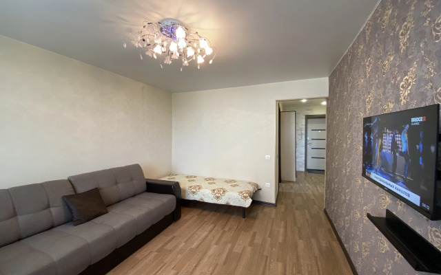 Апартаменты Люкс 2-комнатные Лесная 5 жёлтый нарцисс