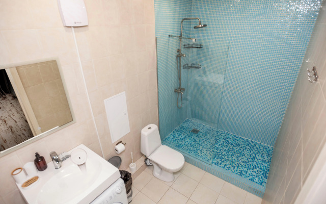 U Morya S Basseinom v ZhK Solnechnyij apt12 Apartment