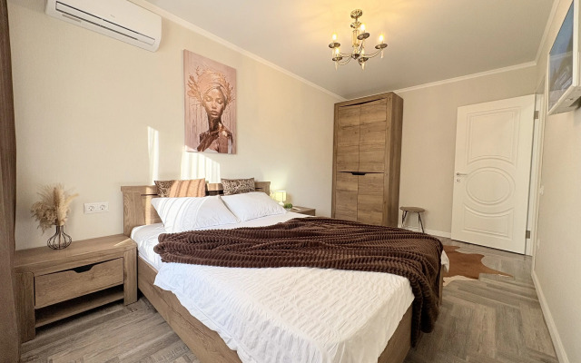 Квартира Стильная двухкомнатная на проспекте Кирова со своей парковкой