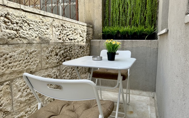 Zhemchuzhnye Apartamenty s Terrassoy v Tsentre Khayfy Apartments