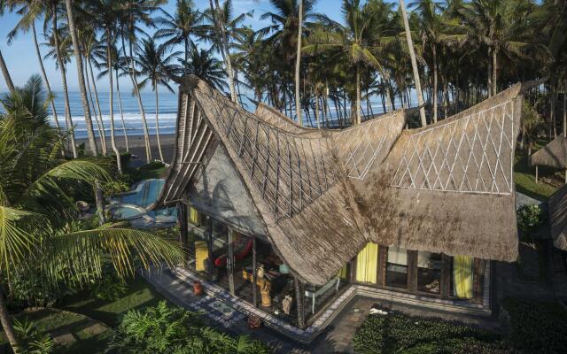Absolute Beachfront Villa Laut