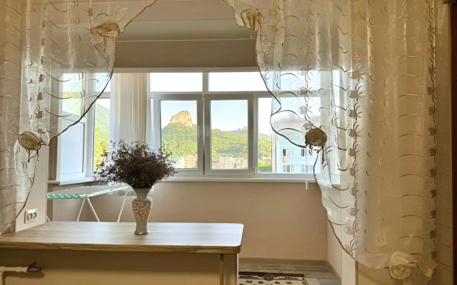 2-kh Kom Kvartira s Vidom na Gory Flat