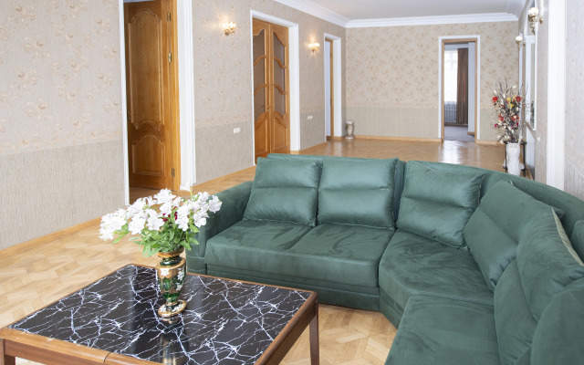s 5 spal'nyami Guest House