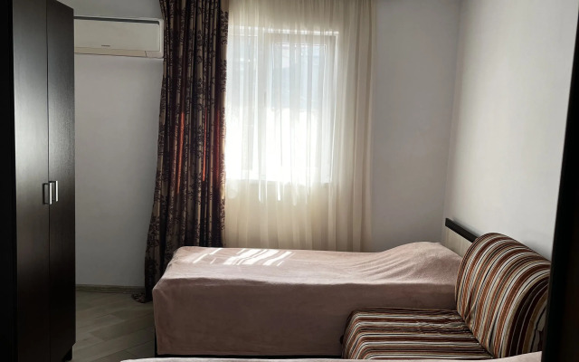 Trekhmestny S Sobstvennoy Vannoy Komnatoy Apartment
