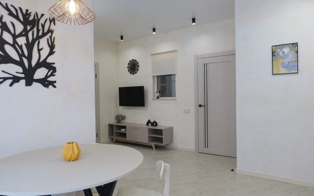 Semeynye Tryokhkomnatnye Na Solnechnoy Apartments