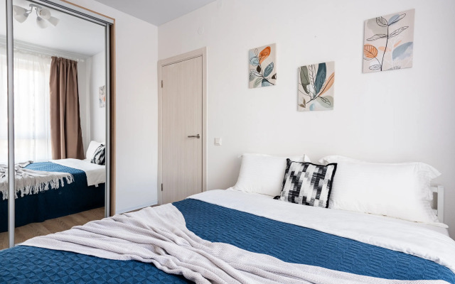 Uyutnaya evrodvushka s bol'shim divanom Flat