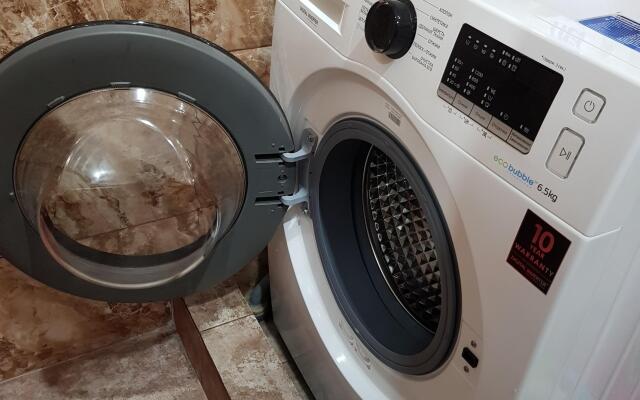 1 Komnata na 2 Cheloveka Prozhivanie s Khozyaevami Flat