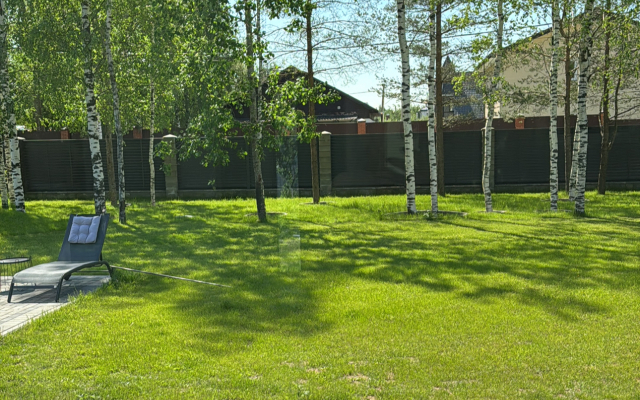 Частный дом панорамными окнами и террасой на крыше