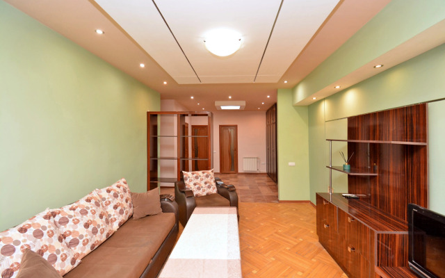 Trekhkomnatnaya v Tsentre Goroda Flat