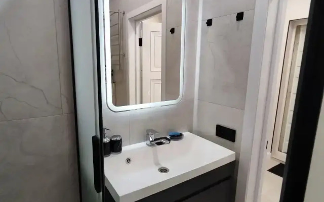 Sovremennye S Lodzhiey Apartments