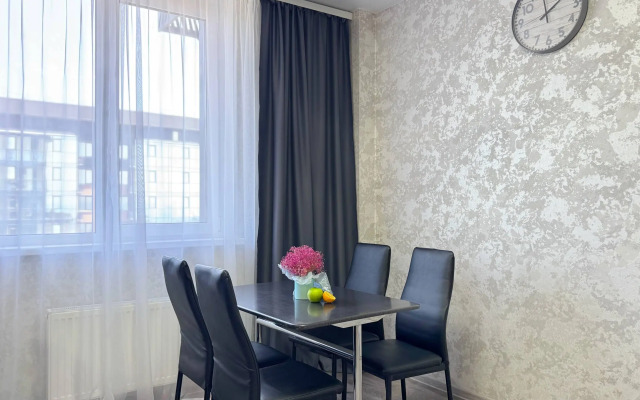 Uyutnaya Odnokomnatnaya s Panoramnym Balkonom Flat