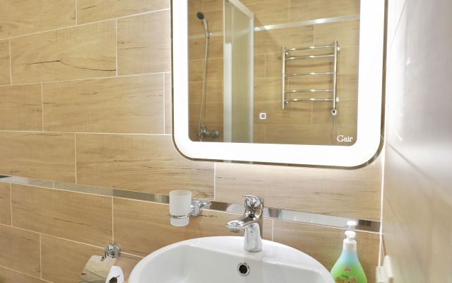 Studiya s panoramnymi oknami naprotiv otelya Mariott Flat