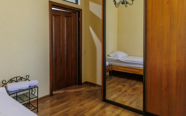 Квартира с одной двуспальной и двумя односпальными кроватями