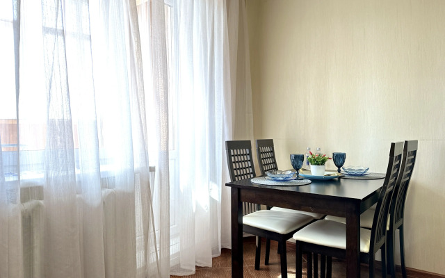 Aktiniya, Ryadom s TTS Mikhaylovskiy Apartments