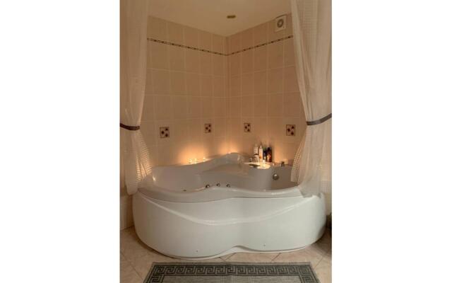 Generala Lizyukova 61v Apartaments